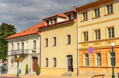Kezmarok, Slovakya - 26 Eylül 2016: Kezmarok ana caddesinde renkli evler, Slovakya, Spis bölgesinde küçük bir kasaba, Poprad nehri.
