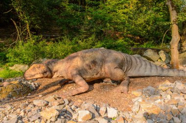 Bratislava, Slovakya - 28 Eylül 2016: Allosaurus, Bratislava, Slovakya'daki Dinopark'ta. Allosaurus, büyük theropod dinozorcadı .