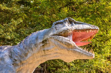Bratislava, Slovakya - 28 Eylül 2016: Bratislava, Slovakya'nın popüler turistik yerlerinden biri olan Dinopark'taki Gigantosaurus.