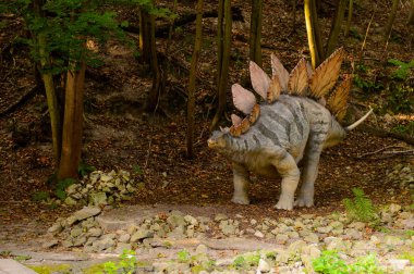 Bratislava, Slovakya - 28 Eylül 2016: Bratislava Dinopark'ta Stegosaurus, Slovakya.Stegosaurus Geç Jura dönemi zırhlı kemikli dinozor cinsine ait