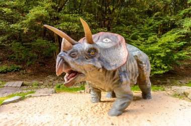 Bratislava, Slovakya - 28 Eylül 2016: Bratislava, Slovakya'daki Dinopark'ta Triceratops. Triceratops, otobur ceratopsid dinozorcunun bir cinsine sahip