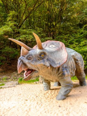 Bratislava, Slovakya - 28 Eylül 2016: Bratislava, Slovakya'daki Dinopark'ta Triceratops. Triceratops, otobur ceratopsid dinozorcunun bir cinsine sahip