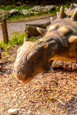 Bratislava, Slovakya - 28 Eylül 2016: Bratislava, Slovakya'nın popüler turistik yerlerinden biri olan Dinopark'taki Ankylosaurus.