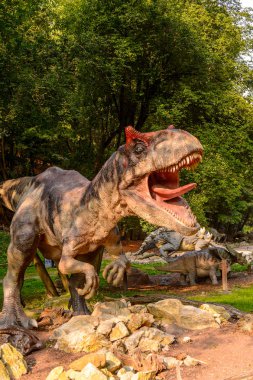 Bratislava, Slovakya - 28 Eylül 2016: Allosaurus, Bratislava, Slovakya'daki Dinopark'ta. Allosaurus, büyük theropod dinozorcadı .