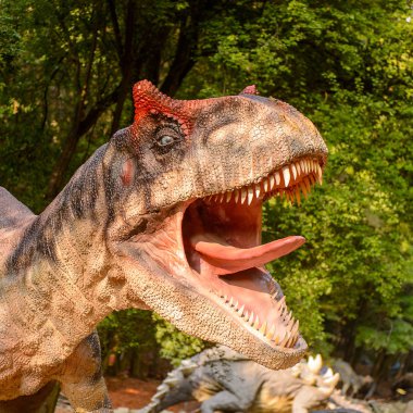 Bratislava, Slovakya - 28 Eylül 2016: Allosaurus, Bratislava, Slovakya'daki Dinopark'ta. Allosaurus, büyük theropod dinozorcadı .
