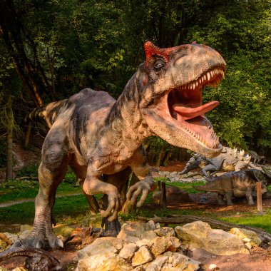 Bratislava, Slovakya - 28 Eylül 2016: Allosaurus, Bratislava, Slovakya'daki Dinopark'ta. Allosaurus, büyük theropod dinozorcadı .