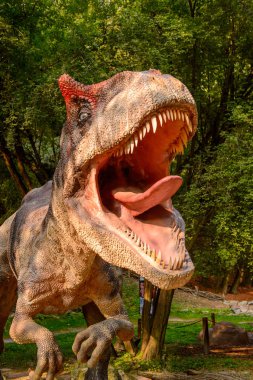 Bratislava, Slovakya - 28 Eylül 2016: Allosaurus, Bratislava, Slovakya'daki Dinopark'ta. Allosaurus, büyük theropod dinozorcadı .