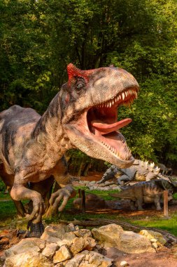 Bratislava, Slovakya - 28 Eylül 2016: Allosaurus, Bratislava, Slovakya'daki Dinopark'ta. Allosaurus, büyük theropod dinozorcadı .