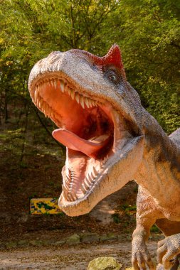 Bratislava, Slovakya - 28 Eylül 2016: Allosaurus, Bratislava, Slovakya'daki Dinopark'ta. Allosaurus, büyük theropod dinozorcadı .