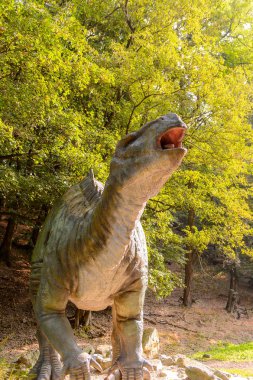 Bratislava, Slovakya - 28 Eylül 2016: Bratislava, Slovakya'nın popüler turistik yerlerinden biri olan Dinopark'taki Iguanodon.