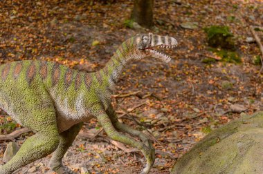 Bratislava, Slovakya - 28 Eylül 2016: Bratislava, Slovakya'nın popüler turistik yerlerinden biri olan Dinopark'ta Velociraptor.
