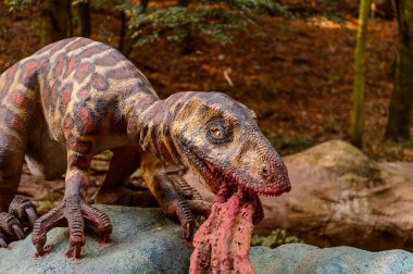 Bratislava, Slovakya - 28 Eylül 2016: Bratislava, Slovakya'nın gözde mekanlarından biri olan Dinopark'ta diğer dinozorun flaşını velocirapor yiyor.