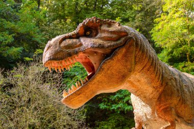 Bratislava, Slovakya - 28 Eylül 2016: Tyrannosaurus Rex, Bratislava, Slovakya'daki Dinopark'ta. Tyrannosaurus, coelurosaurian theropod dinozorcunun bir cinsine ait bir