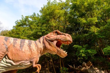 Bratislava, Slovakya - 28 Eylül 2016: Tyrannosaurus Rex, Bratislava, Slovakya'daki Dinopark'ta. Tyrannosaurus, coelurosaurian theropod dinozorcunun bir cinsine ait bir
