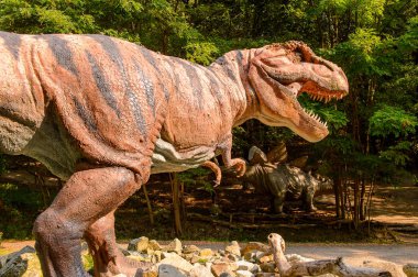 Bratislava, Slovakya - 28 Eylül 2016: Tyrannosaurus Rex, Bratislava, Slovakya'daki Dinopark'ta. Tyrannosaurus, coelurosaurian theropod dinozorcunun bir cinsine ait bir