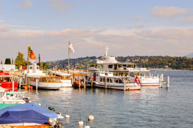 Cenevre, İsviçre - Eki 10, 2016: Cenevre, İsviçre'nin tekne iskelesi. Küresel bir şehir, bir finans merkezi ve dünya çapında diplomasi merkezidir.