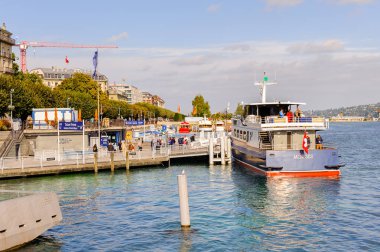 Cenevre, İsviçre - Eki 10, 2016: Cenevre, İsviçre'nin tekne iskelesi. Küresel bir şehir, bir finans merkezi ve dünya çapında diplomasi merkezidir.