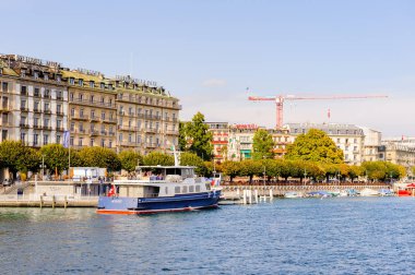 Cenevre, İsviçre - Eki 10, 2016: Cenevre, İsviçre'nin tekne iskelesi. Küresel bir şehir, bir finans merkezi ve dünya çapında diplomasi merkezidir.