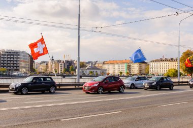 Cenevre, İsviçre - Eki 10, 2016: Cenevre Leman köprüsü, İsviçre. Küresel bir şehir, bir finans merkezi ve dünya çapında diplomasi merkezidir.