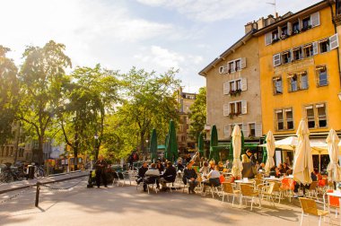 Cenevre, İsviçre - Eki 10, 2016: Restoran, Cenevre, İsviçre. Küresel bir şehir, bir finans merkezi ve dünya çapında diplomasi merkezidir.