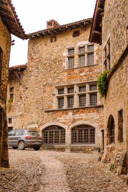 Perouges, Fransa - 11 Ekim 2016: Perouges dar sokak, Fransa, bir ortaçağ duvarlı kasaba, popüler bir turistik.