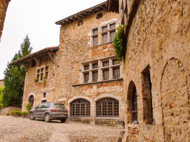 Perouges, Fransa - 11 Ekim 2016: Perouges dar sokak, Fransa, bir ortaçağ duvarlı kasaba, popüler bir turistik.