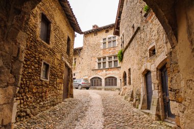 Perouges, Fransa - 11 Ekim 2016: Perouges dar sokak, Fransa, bir ortaçağ duvarlı kasaba, popüler bir turistik.