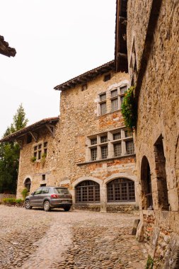 Perouges, Fransa - 11 Ekim 2016: Perouges dar sokak, Fransa, bir ortaçağ duvarlı kasaba, popüler bir turistik.