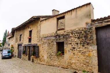 Perouges, Fransa - 11 Ekim 2016: Perouges Old House, Fransa, bir ortaçağ duvarlı şehir, popüler bir turistik.