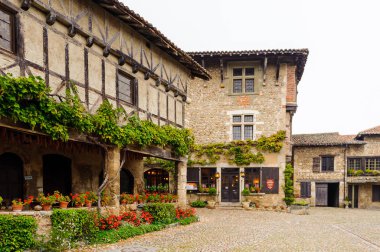 Perouges, Fransa - Eki 11, 2016: Perouges ana kare, Fransa, bir ortaçağ duvarlı şehir, popüler bir turistik.