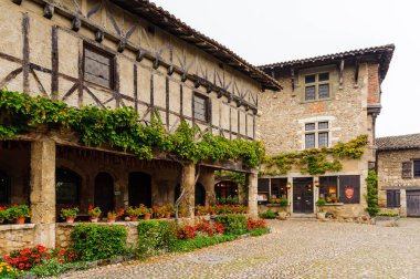 Perouges, Fransa - Eki 11, 2016: Perouges ana kare, Fransa, bir ortaçağ duvarlı şehir, popüler bir turistik.