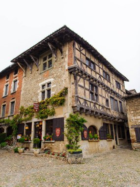 Perouges, Fransa - Eki 11, 2016: Perouges ana kare, Fransa, bir ortaçağ duvarlı şehir, popüler bir turistik.