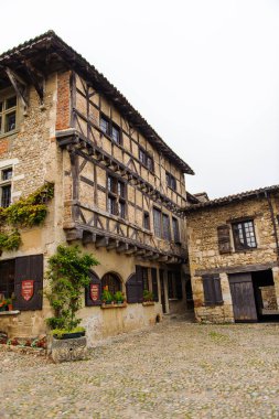 Perouges, Fransa - Eki 11, 2016: Perouges ana kare, Fransa, bir ortaçağ duvarlı şehir, popüler bir turistik.