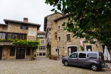 Perouges, Fransa - Eki 11, 2016: Perouges ana kare, Fransa, bir ortaçağ duvarlı şehir, popüler bir turistik.