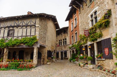 Perouges, Fransa - Eki 11, 2016: Perouges ana kare, Fransa, bir ortaçağ duvarlı şehir, popüler bir turistik.