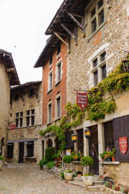 Perouges, Fransa - Eki 11, 2016: Perouges ana kare, Fransa, bir ortaçağ duvarlı şehir, popüler bir turistik.