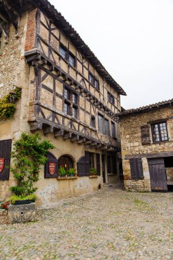 Perouges, Fransa - Eki 11, 2016: Perouges ana kare, Fransa, bir ortaçağ duvarlı şehir, popüler bir turistik.