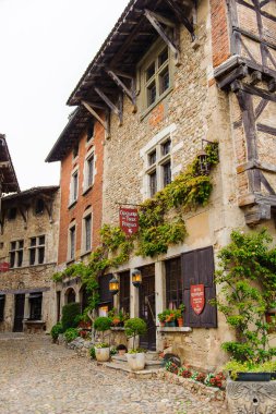 Perouges, Fransa - Eki 11, 2016: Perouges ana kare, Fransa, bir ortaçağ duvarlı şehir, popüler bir turistik.