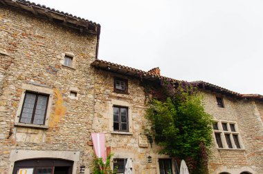 Perouges, Fransa - 11 Ekim 2016: Perouges dar sokak, Fransa, bir ortaçağ duvarlı kasaba, popüler bir turistik.