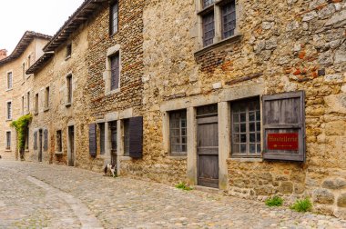 Perouges, Fransa - 11 Ekim 2016: Perouges dar sokak, Fransa, bir ortaçağ duvarlı kasaba, popüler bir turistik.