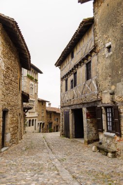 Perouges, Fransa - 11 Ekim 2016: Perouges dar sokak, Fransa, bir ortaçağ duvarlı kasaba, popüler bir turistik.