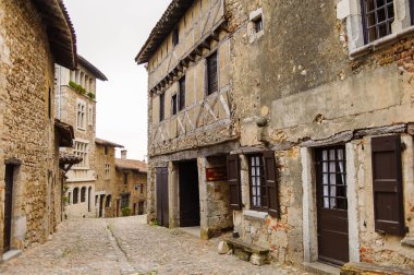 Perouges, Fransa - 11 Ekim 2016: Perouges dar sokak, Fransa, bir ortaçağ duvarlı kasaba, popüler bir turistik.