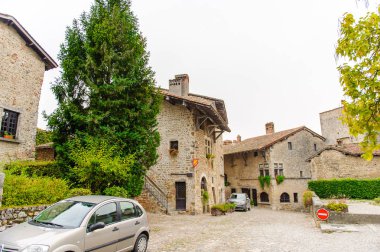 Perouges, Fransa - Eki 11, 2016: Perouges Arhitecture, Fransa, bir ortaçağ duvarlı şehir, popüler bir turistik.