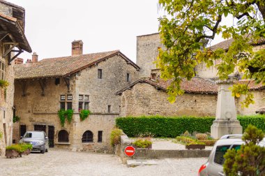 Perouges, Fransa - Eki 11, 2016: Perouges Arhitecture, Fransa, bir ortaçağ duvarlı şehir, popüler bir turistik.