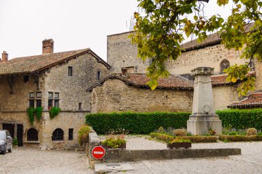 Perouges, Fransa - Eki 11, 2016: Perouges Arhitecture, Fransa, bir ortaçağ duvarlı şehir, popüler bir turistik.