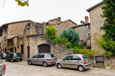 Perouges, Fransa - Eki 11, 2016: Perouges Arhitecture, Fransa, bir ortaçağ duvarlı şehir, popüler bir turistik.