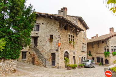 Perouges, Fransa - Eki 11, 2016: Perouges Arhitecture, Fransa, bir ortaçağ duvarlı şehir, popüler bir turistik.