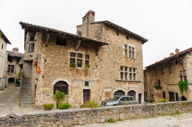 Perouges, Fransa - Eki 11, 2016: Perouges Arhitecture, Fransa, bir ortaçağ duvarlı şehir, popüler bir turistik.