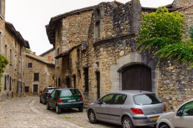 Perouges, Fransa - Eki 11, 2016: Perouges Arhitecture, Fransa, bir ortaçağ duvarlı şehir, popüler bir turistik.