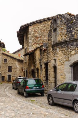 Perouges, Fransa - Eki 11, 2016: Perouges Arhitecture, Fransa, bir ortaçağ duvarlı şehir, popüler bir turistik.